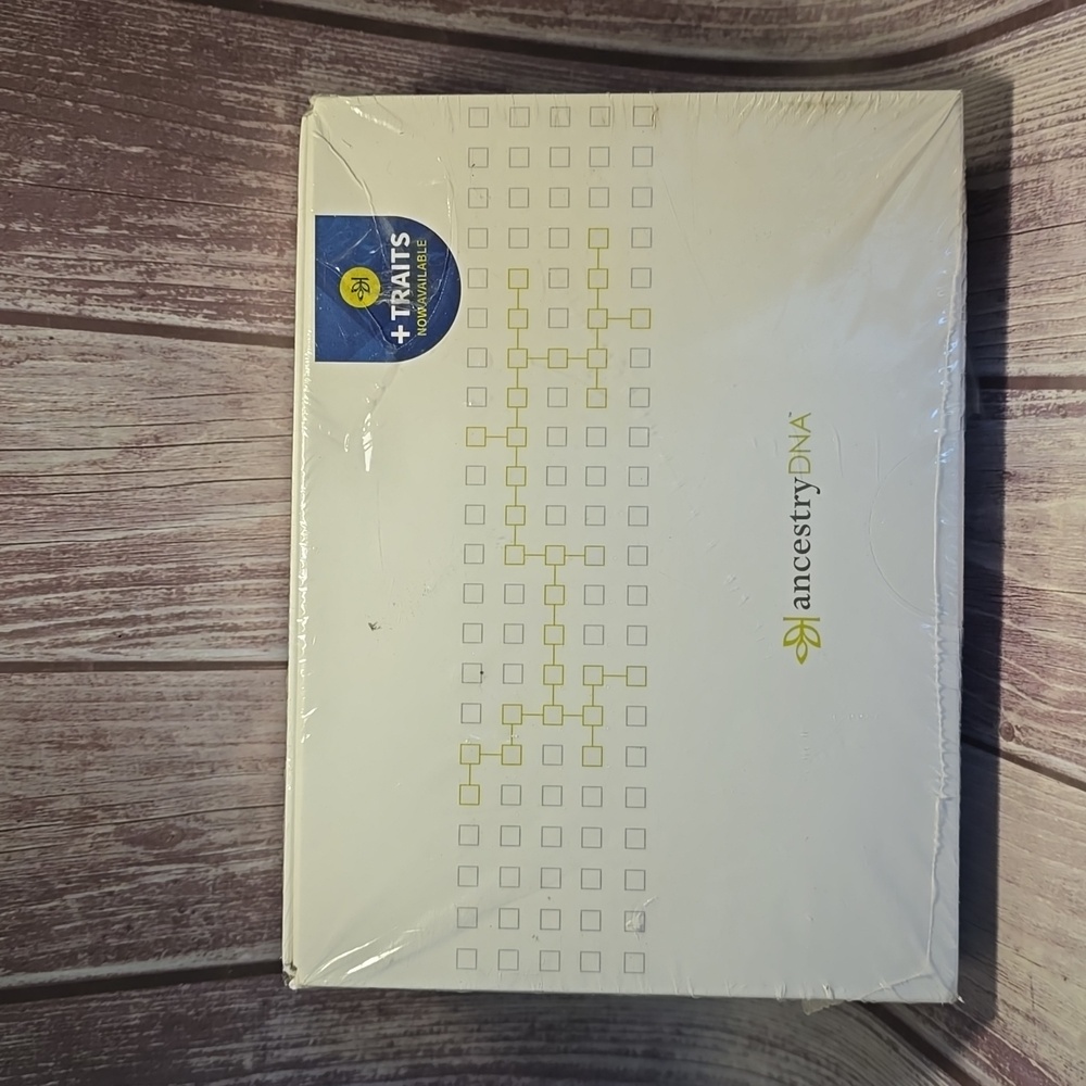 NWT, Ancestry DNA Kit +Traits Damaged box